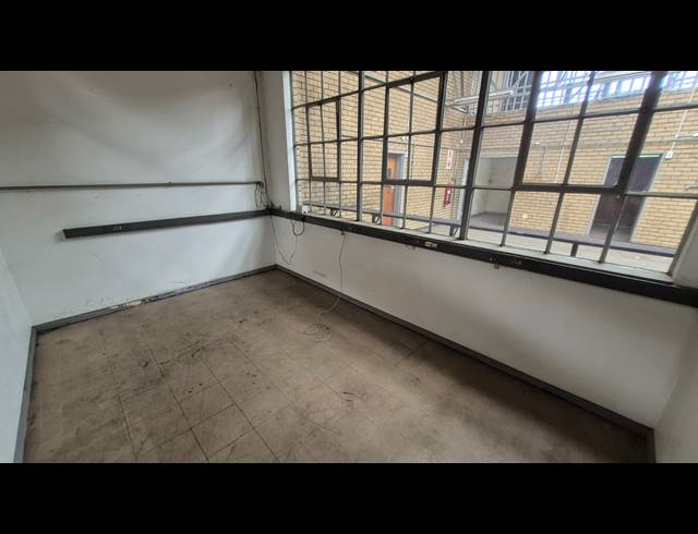 2,450M² WAREHOUSE TO LET IN APEX